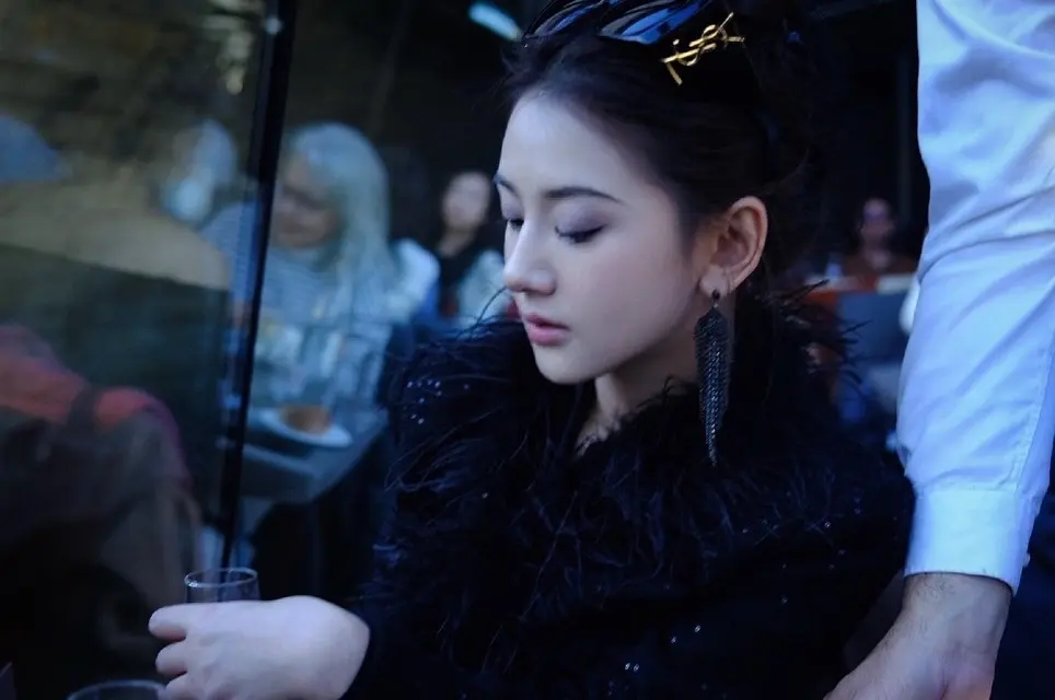 甘愿为我最爱的歌曲配上巴黎的忧郁。