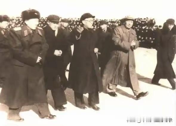 1958年2月12日，毛主席乘专列抵达沈阳，毛主席在辽宁省委书记黄火青（右一）辽