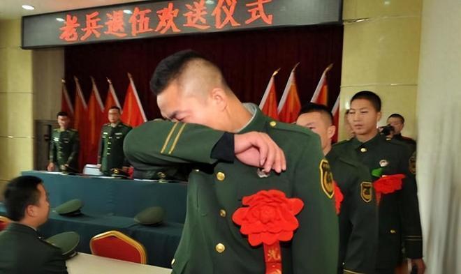 义务兵的生活津贴，是按月发放的，不是退伍时一次性给的！

很多人在讨论义务兵退伍