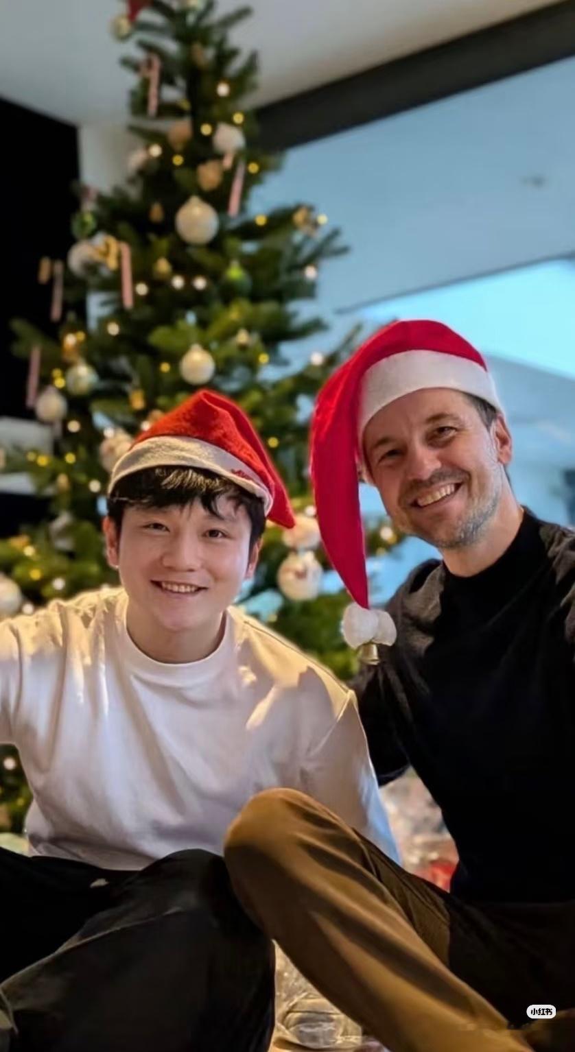 旅行小熊猫寄明信片来啦，萌诶萌诶。波塞冬暖诶暖诶。谢谢波儿叔叔请小熊猫去他家过圣