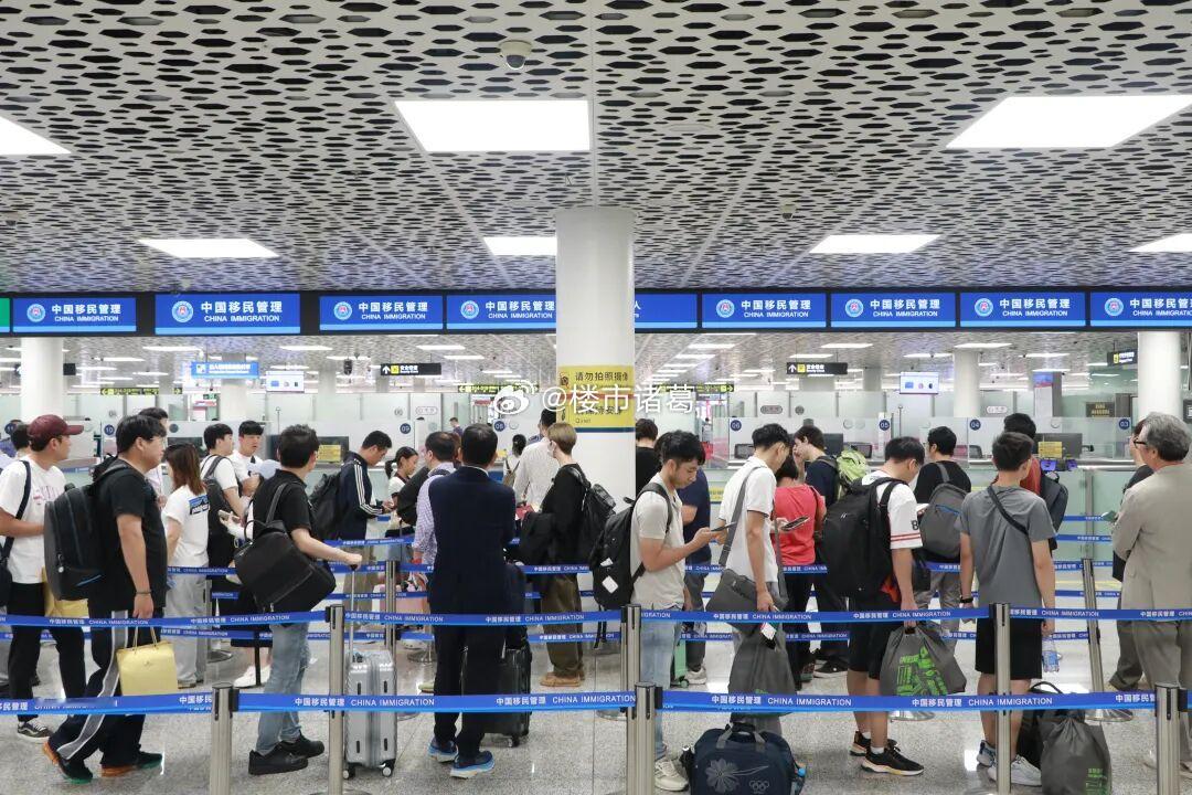 最新数据显示：10月1日至8日，深圳机场边检站累计查验出入境人员近14万人次，同