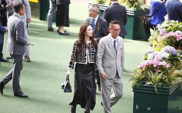 李嘉欣这“豪门媳妇”的称号真是实至名归！看她的混搭风是不是很值得借鉴？

她上衣