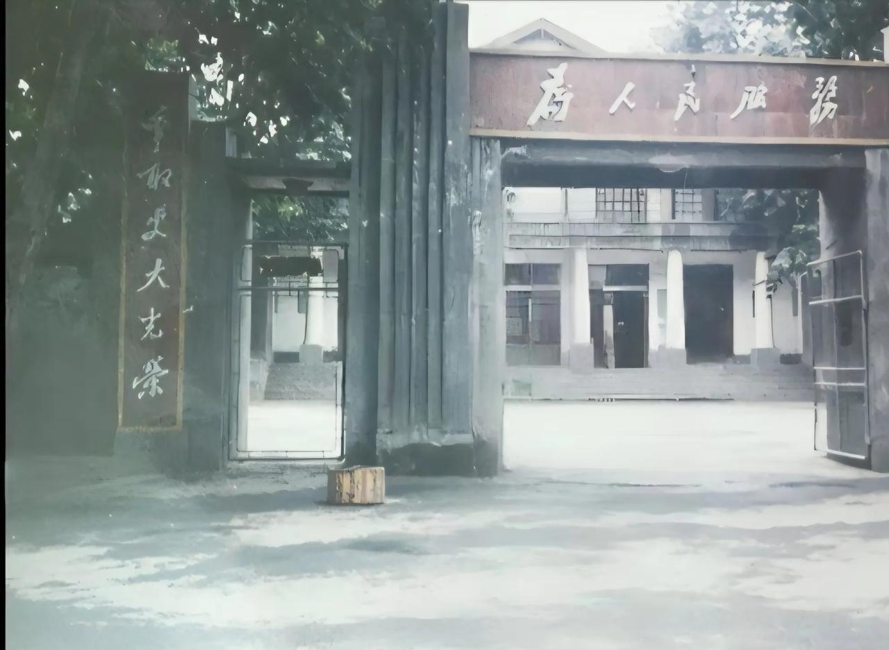 记忆中的那座老营房。一别近30年，老营房早已换新颜，也换了新的主人。每次路过类似