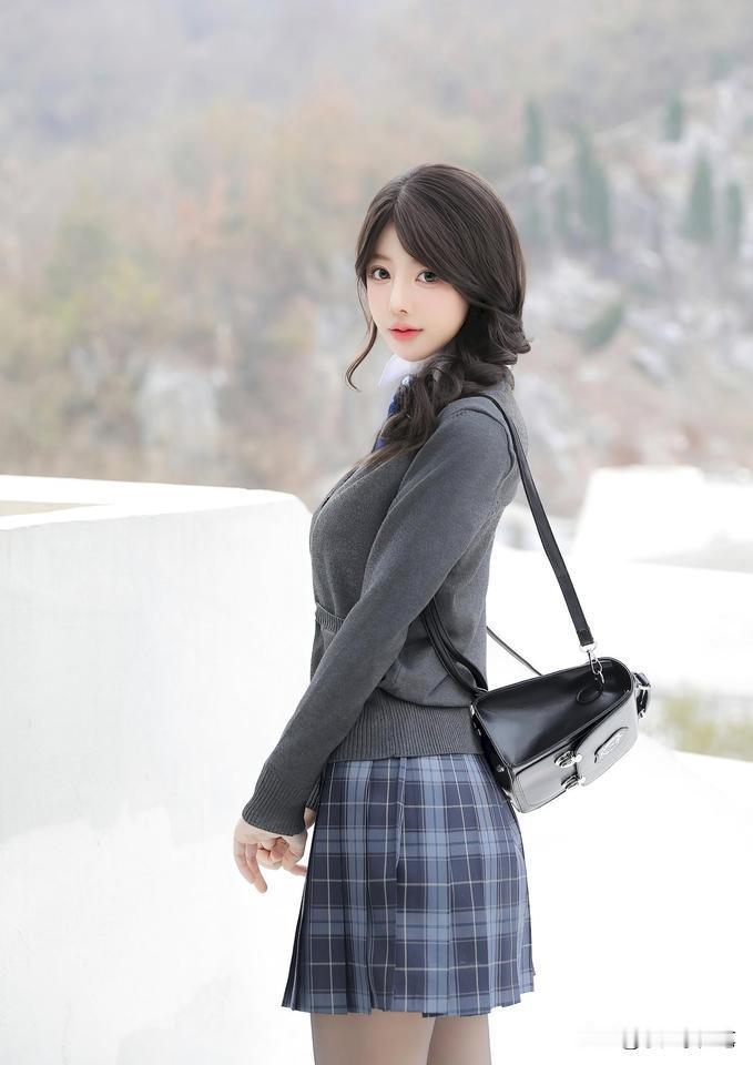 《刹那芳华》
三春忽报万芳新，
此卉倾城胜锦纹。
流光匆匆香易褪，
……
——敬