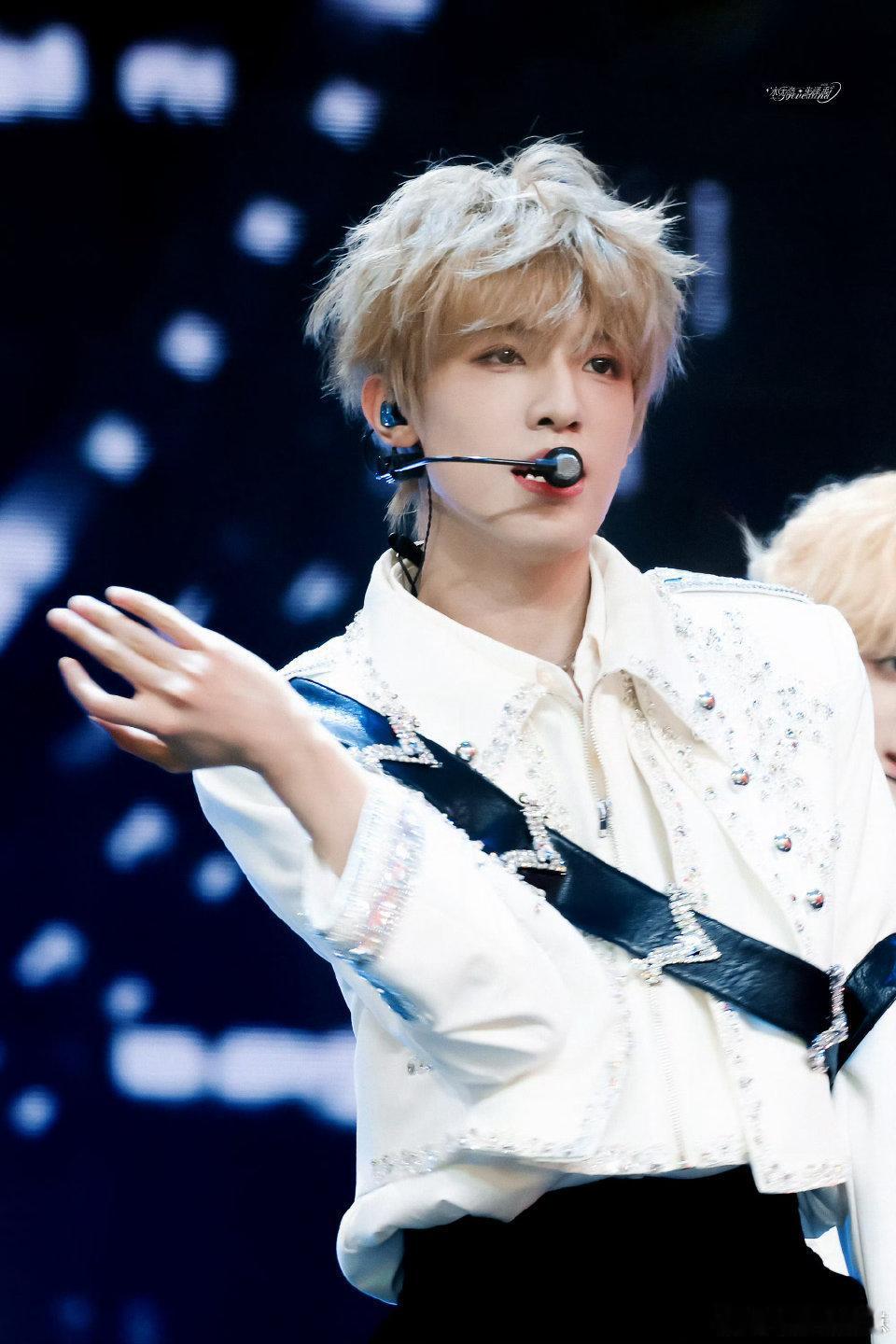 张泽禹别回头别停留变装 张泽禹染回黑发前的珍贵影像 变装时的眼神好坚定，配上亮眼