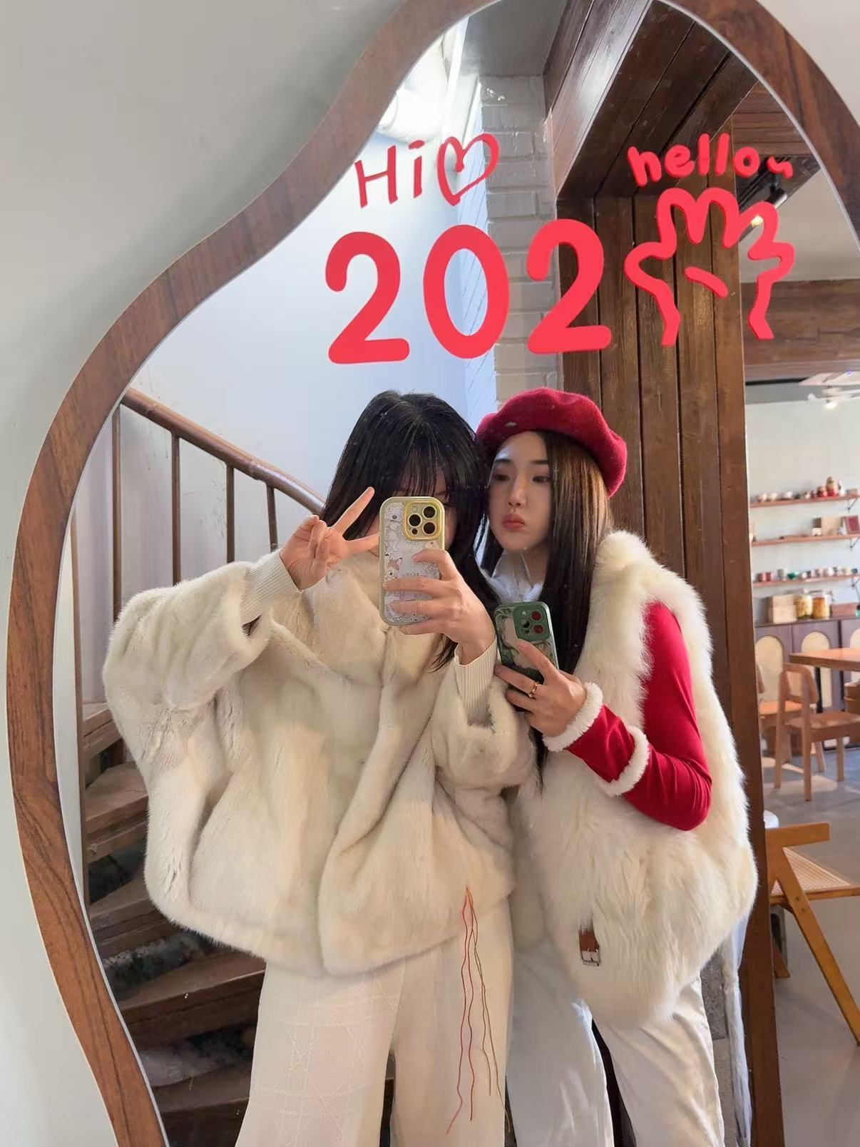 回家路上接个彩头小时候每一个新年奶奶都会给我买新衣服，最开心的时刻就是换上新衣服