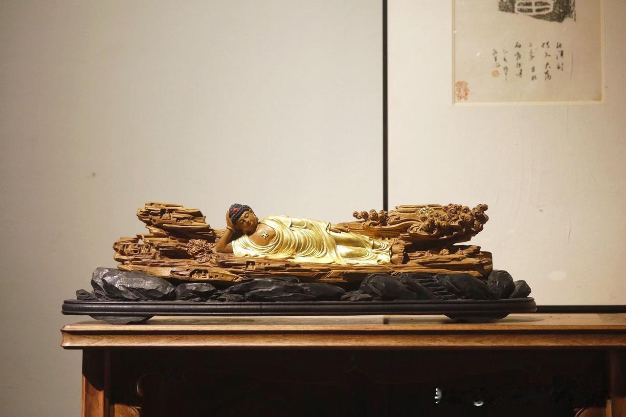 静卧，不是停滞，而是一种历经万千后的从容。

老山檀香雕就卧佛法相，神情安然，衣