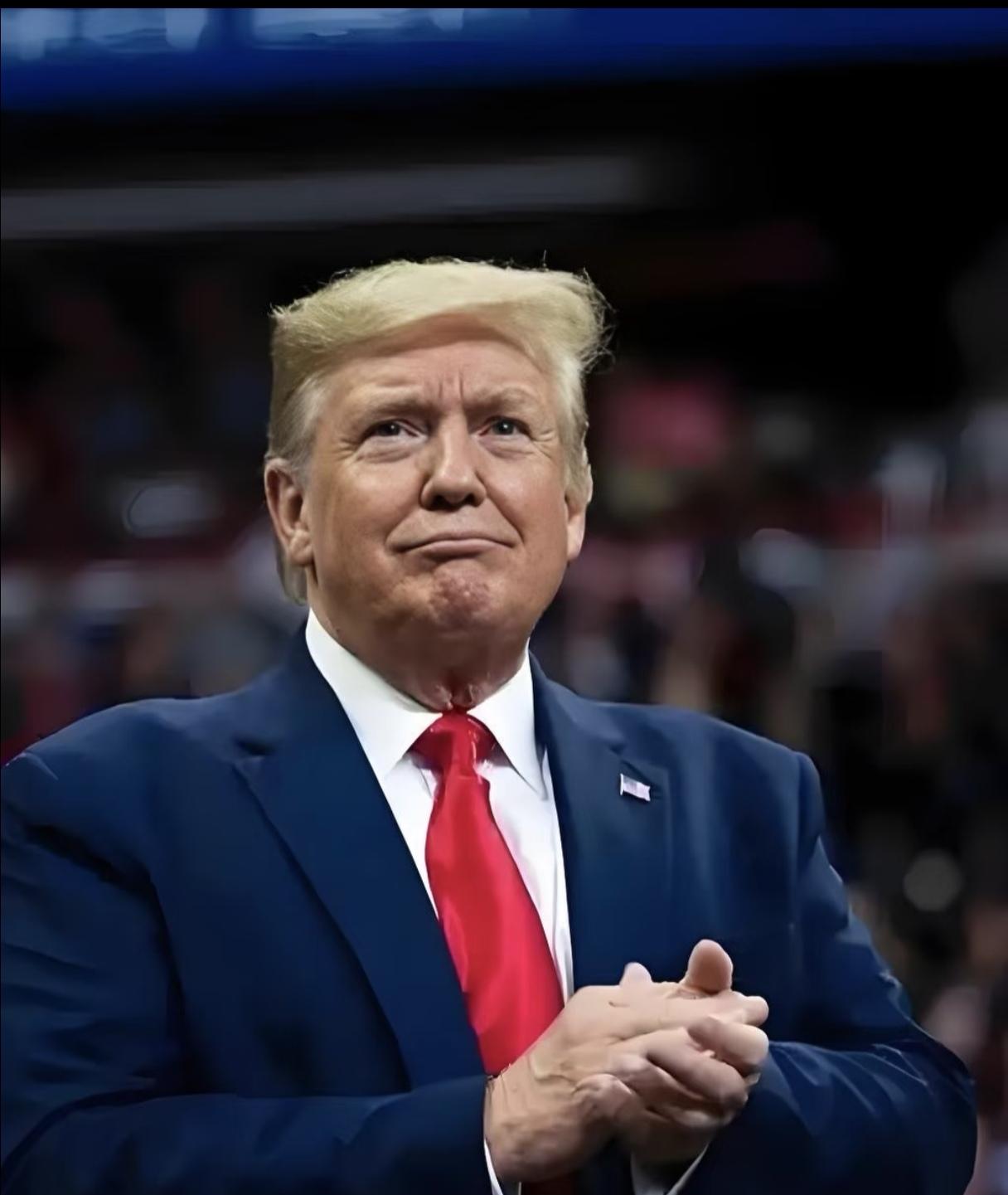 大半夜的，特朗普这老头又发疯了。

他不仅自己不睡，还得让全球金融圈跟着他熬鹰。