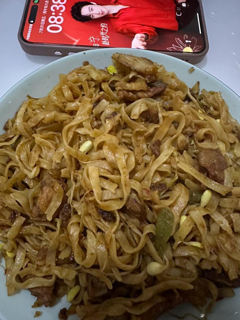 老妹第一次做河南焖面还挺好吃😋 