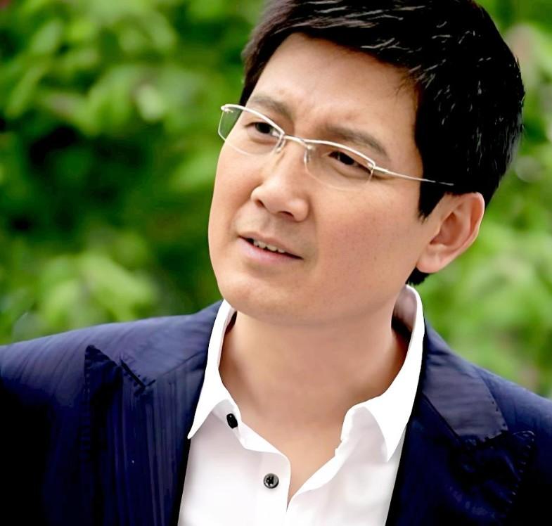 李崇霄对演艺事业他拼了又太顾家了，导致英年早逝！
 
他的德国妻子对已故丈夫很眷
