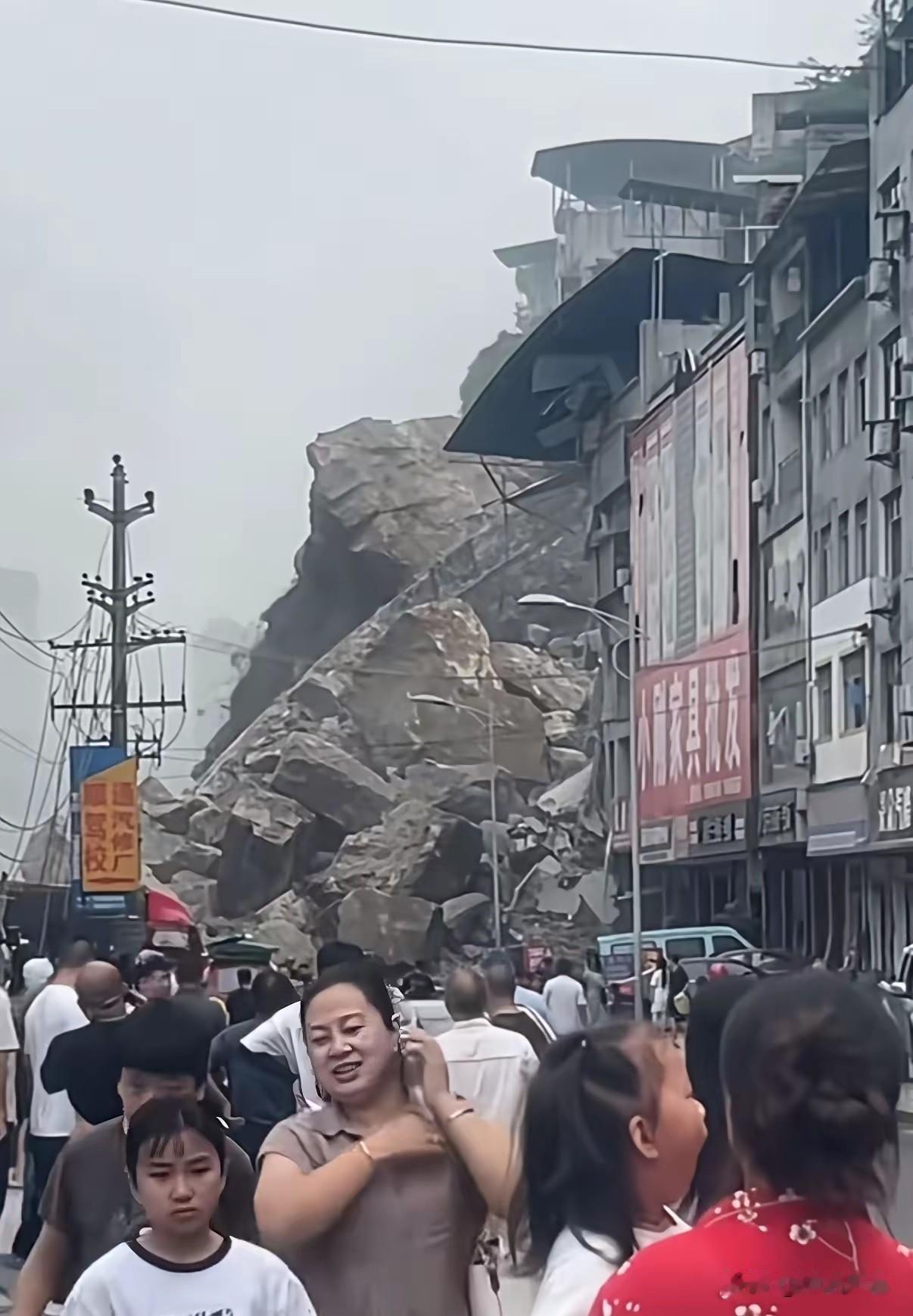 太惨了，不知道多少生命被埋[祈祷][祈祷]希望大家都没有事！

今天早上重庆发生
