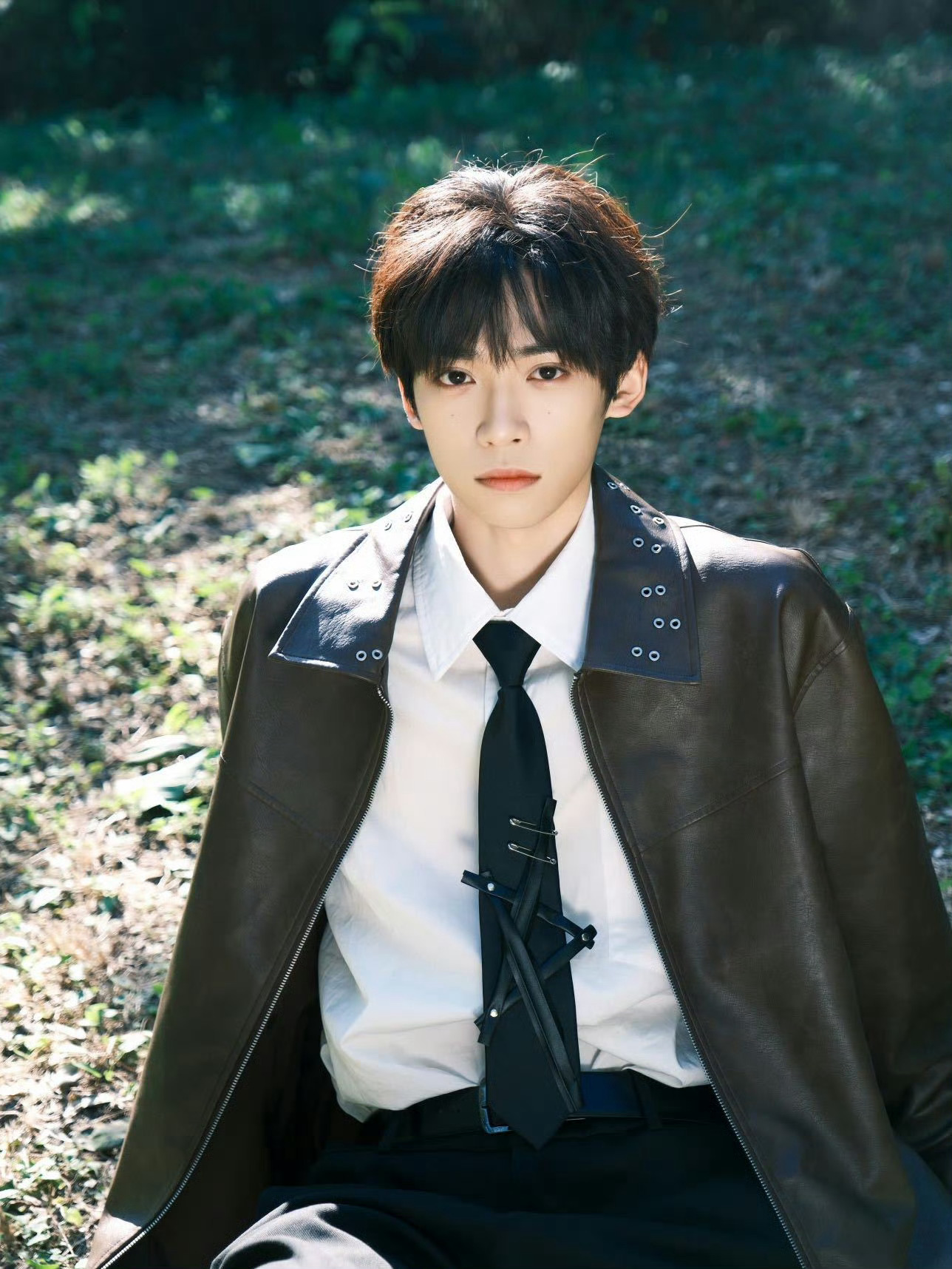 1500晨曦洒向山川，蝴蝶破茧于繁花间，海浪轻抚金沙，雄鹰掠过苍穹，万物生长不息