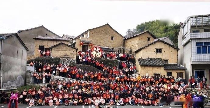 全村一起拍全村全家福的创意实在是太棒了，不知道是哪个天才的人想出了这个天才的创意