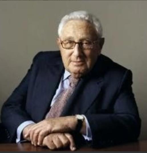 最近基辛格早年的预言又被翻了出来，老爷子当年就说，俄乌打下去，最先耗干的不是俄罗