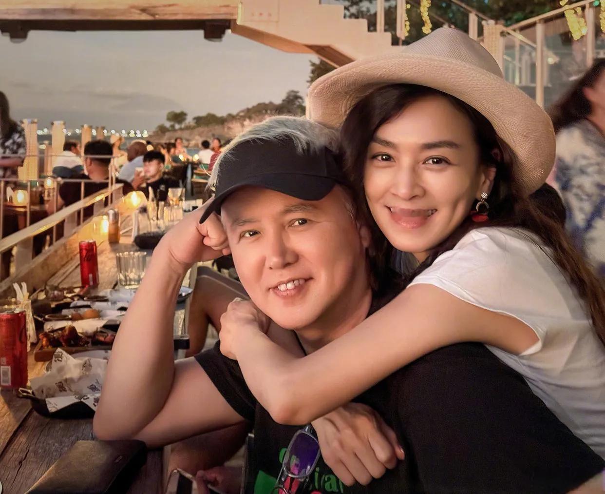 张庭林瑞阳一家人国外度假，美满幸福，其乐融融。
#娱评大赏# 
#妙笔生花创作挑