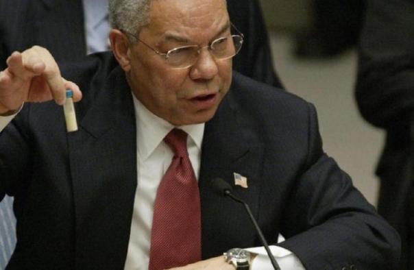 2003年，美国国务卿鲍威尔在联合国举着一管白色粉末，全世界都以为那是伊拉克的罪