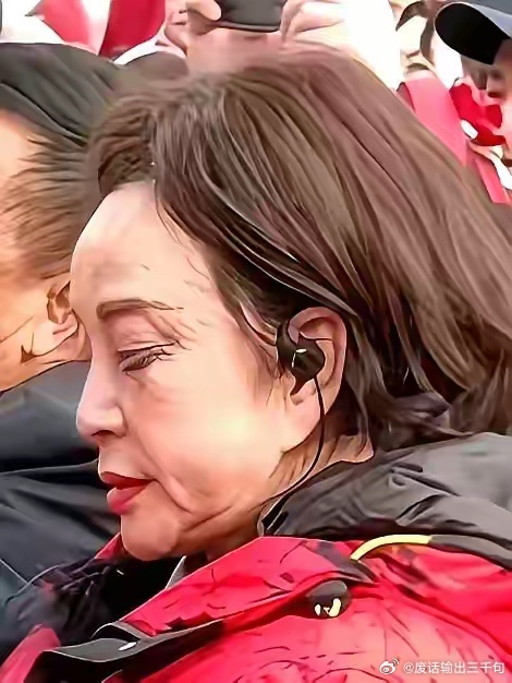 看到刘晓庆近照，先是沉默。七十多岁，脸上有时光的痕迹，但骨子里的不服输更醒目：清