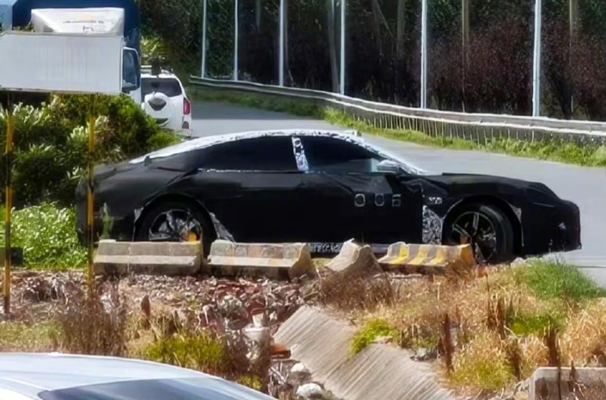 小米三款新车齐曝光小米这势头够猛的啊，三款新车一起曝光，放大招了，怎么感觉比su