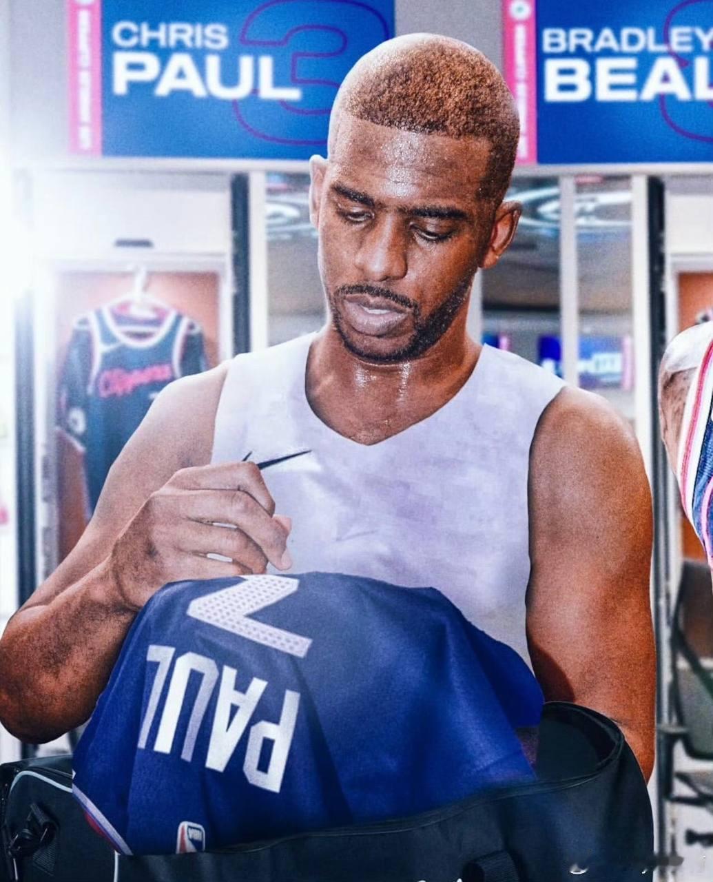 太不体面太无情了。。。退役巡演突遭"深夜遣返"，保罗与快船的分手方式引爆NBA舆