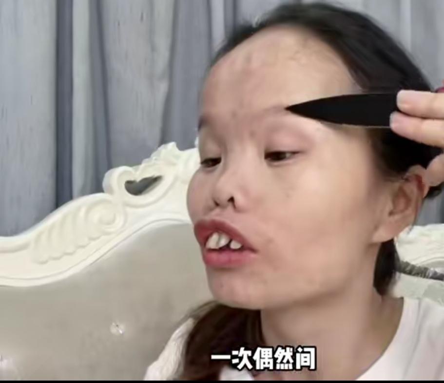 这个叫燕子的网红，因为从小长相非常奇特，别人看他一眼，晚上都会睡不着觉。

后来