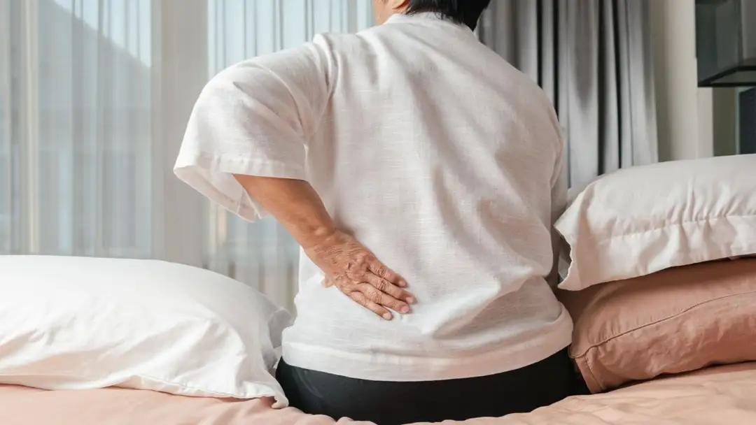 肾在呼救！医生揭秘：肾病早期水肿是假象，这3个“无声警报”才致命
 
    当