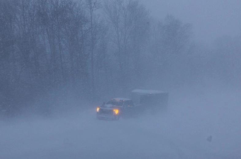 美国密歇根州周一（19 日）遭遇暴雪，约 100 辆车在大急流城（Grand R