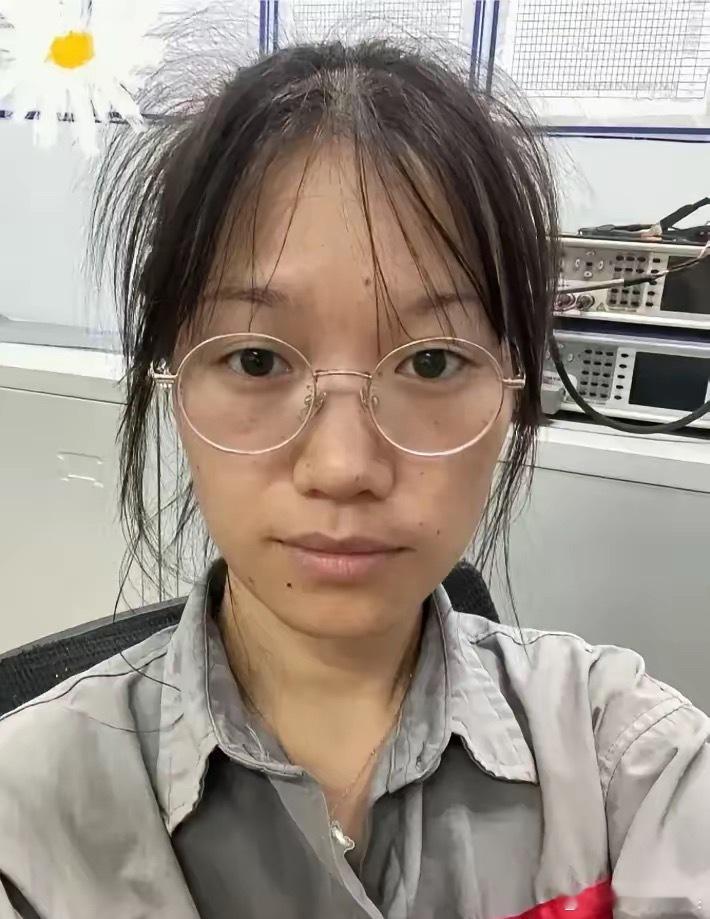 甘肃陇南姑娘，26岁，揣着大学毕业证在上海电子厂倒夜班说出来你们可能不信，我现在