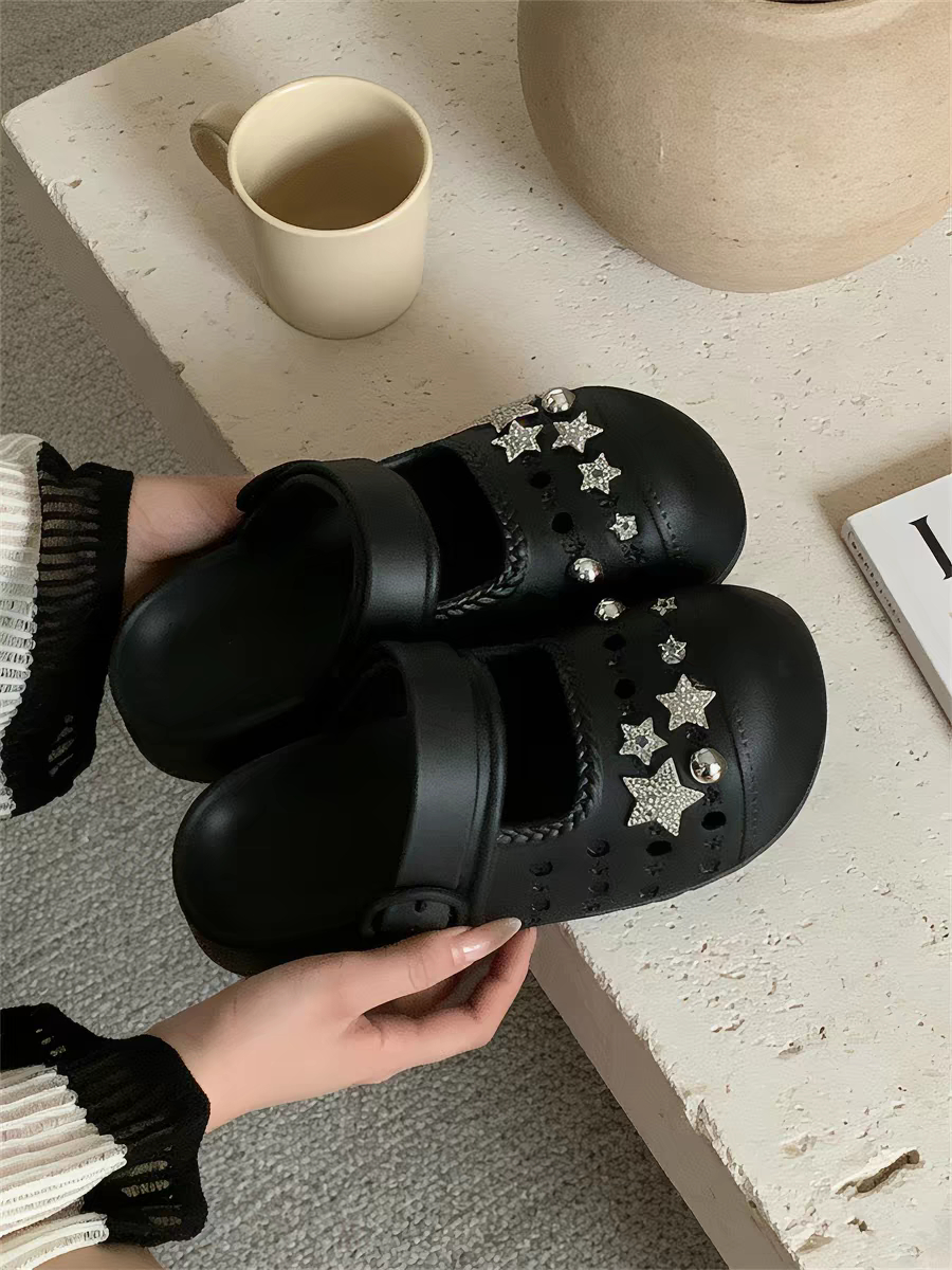 从来没有穿过洞洞鞋啊，穿不习惯还是喜欢吃日常的拖鞋，很舒服啊人字拖也不错穿洞洞鞋