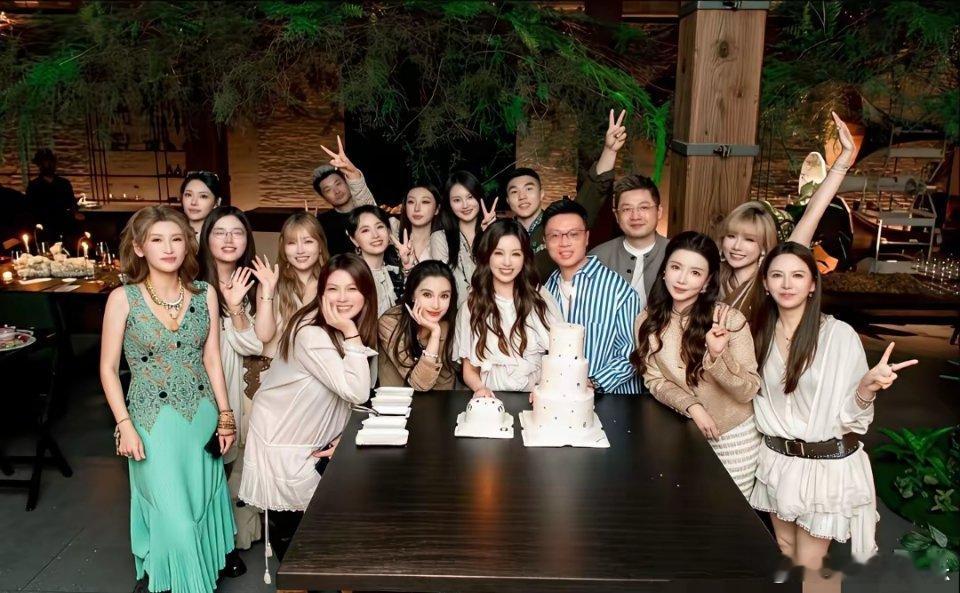 杨颖给红蜻蜓老板娘庆生，穿miumiu 小外套戴13万手镯，打扮的高隆重！现在的