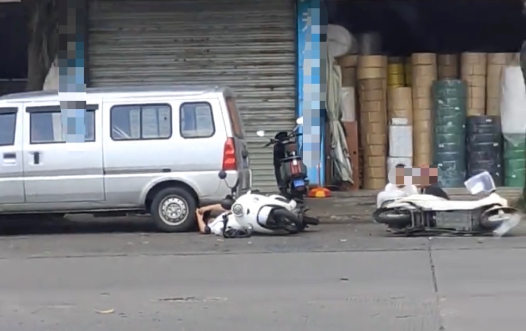 6月8日，网友反映：玉林两辆电车相撞导致人车摔倒在店门口。好像都是女子… 玉林