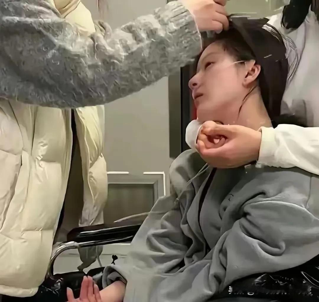 赵露思说自己生病了，公司不但不带她去医院还把她关在酒店，找大师给她驱魔。

赵露
