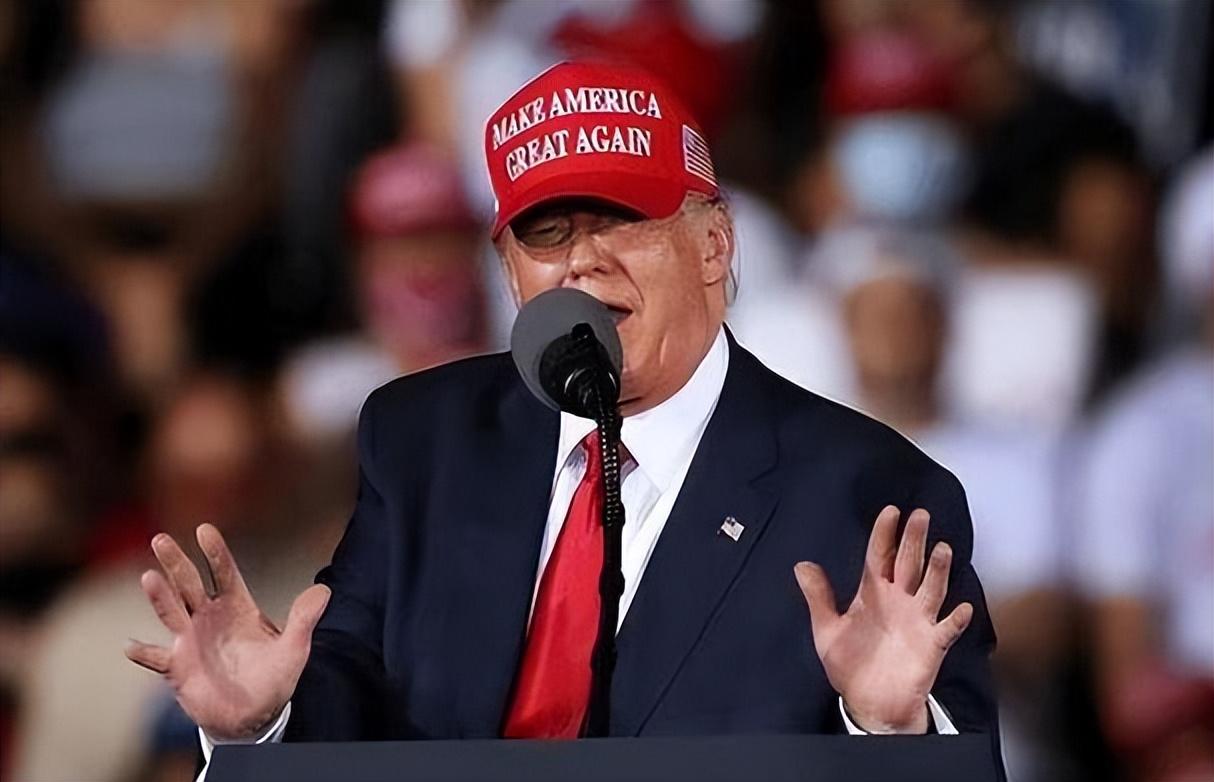 全球目光紧盯中东，美伊对峙正滑向危险边缘，特朗普突然下达开火死令，三艘核航母压境