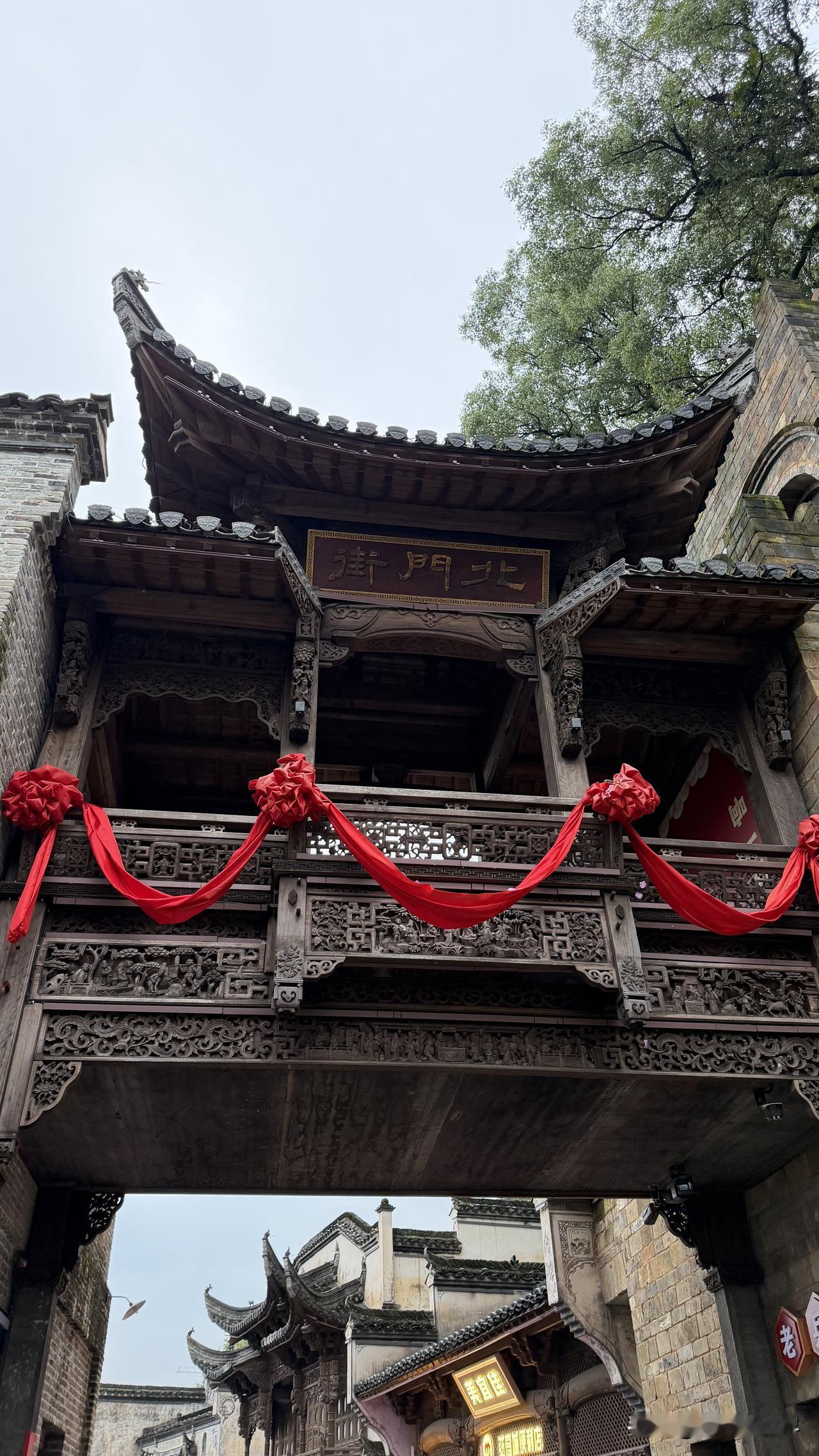漫步婺源古镇，白墙黛瓦依山临水，马头墙掠过低山薄雾，青石板路淌着潺潺溪声。
古巷
