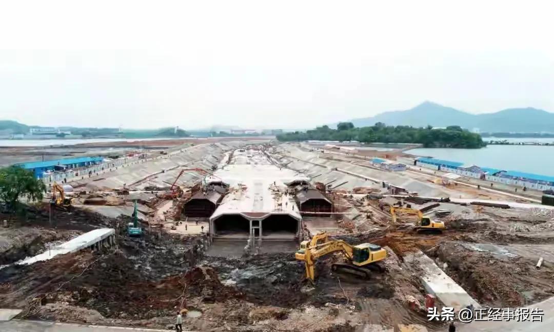 众所周知，目前长三角地区最长的湖底高速公路隧道是位于江苏无锡境内的太湖隧道，长度