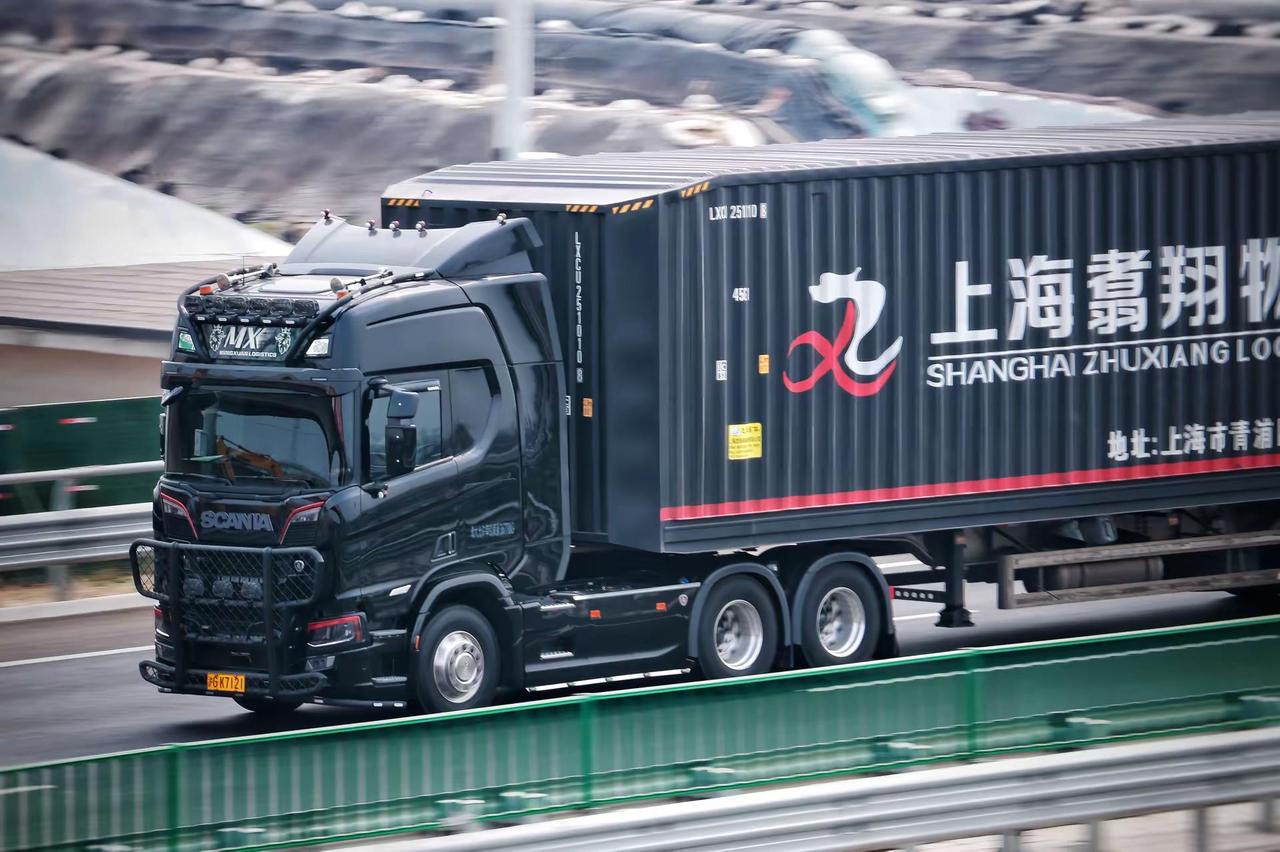 斯堪尼亚560R.公路黑武士，气质碾压身旁宝马X5！汽车摄影 欧洲卡车模拟2 物