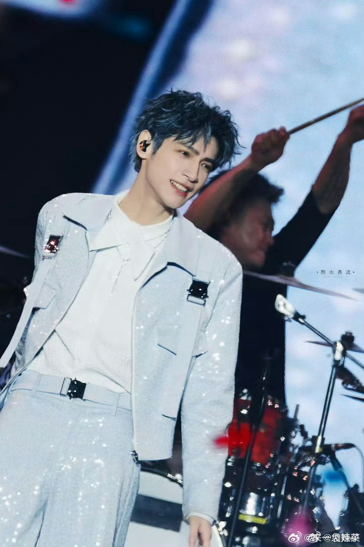 罗云熙音乐节造型☁️罗云熙阜阳斑马音乐节舞台——冰蓝挑染搭配镭射西装，未来感与清