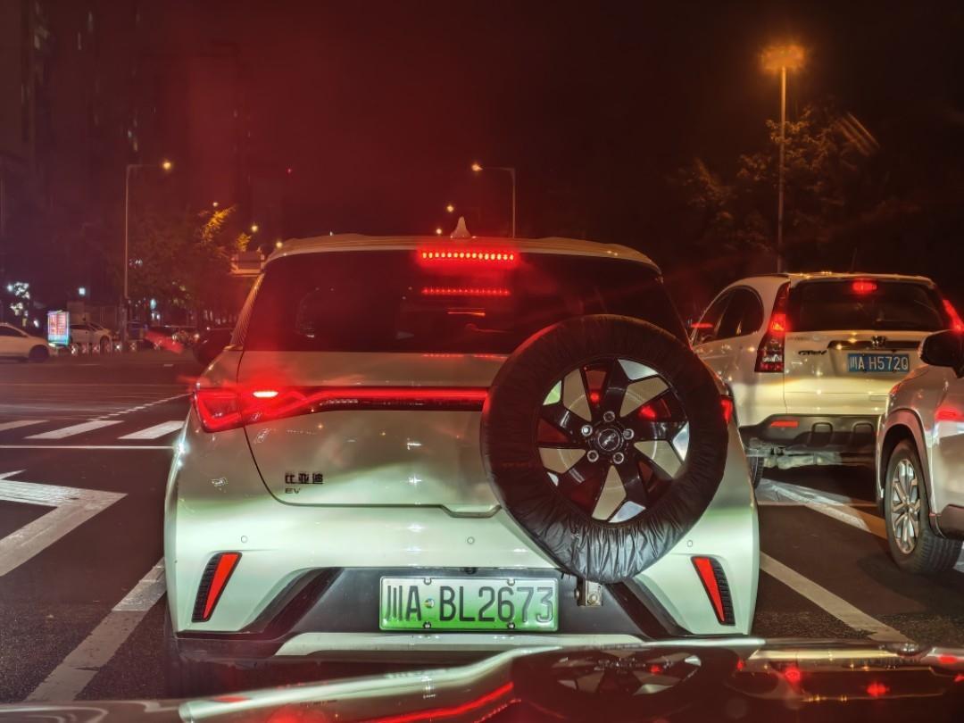 谁说新能源车不能有备胎？自己装一个就是了！ ​​​