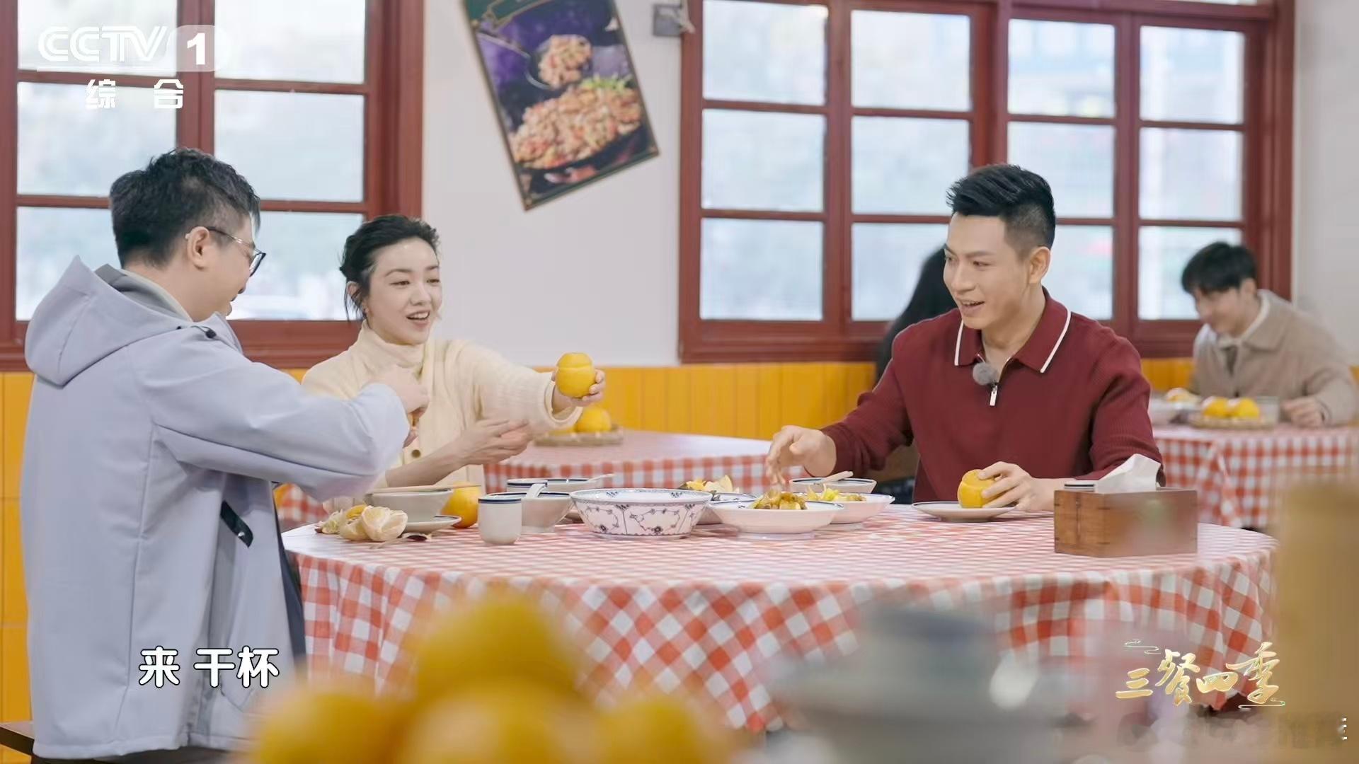 在赣州橙皮还能用来做碗 赣州的橙子，不仅好吃，还好用。果肉吃进嘴里，果皮端上餐桌