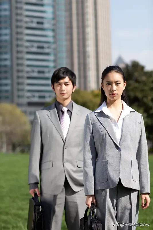 必须拒绝啊！已婚同事搞暧昧，这就是妥妥的“越界”行为。之前有个已婚男同事，老给我