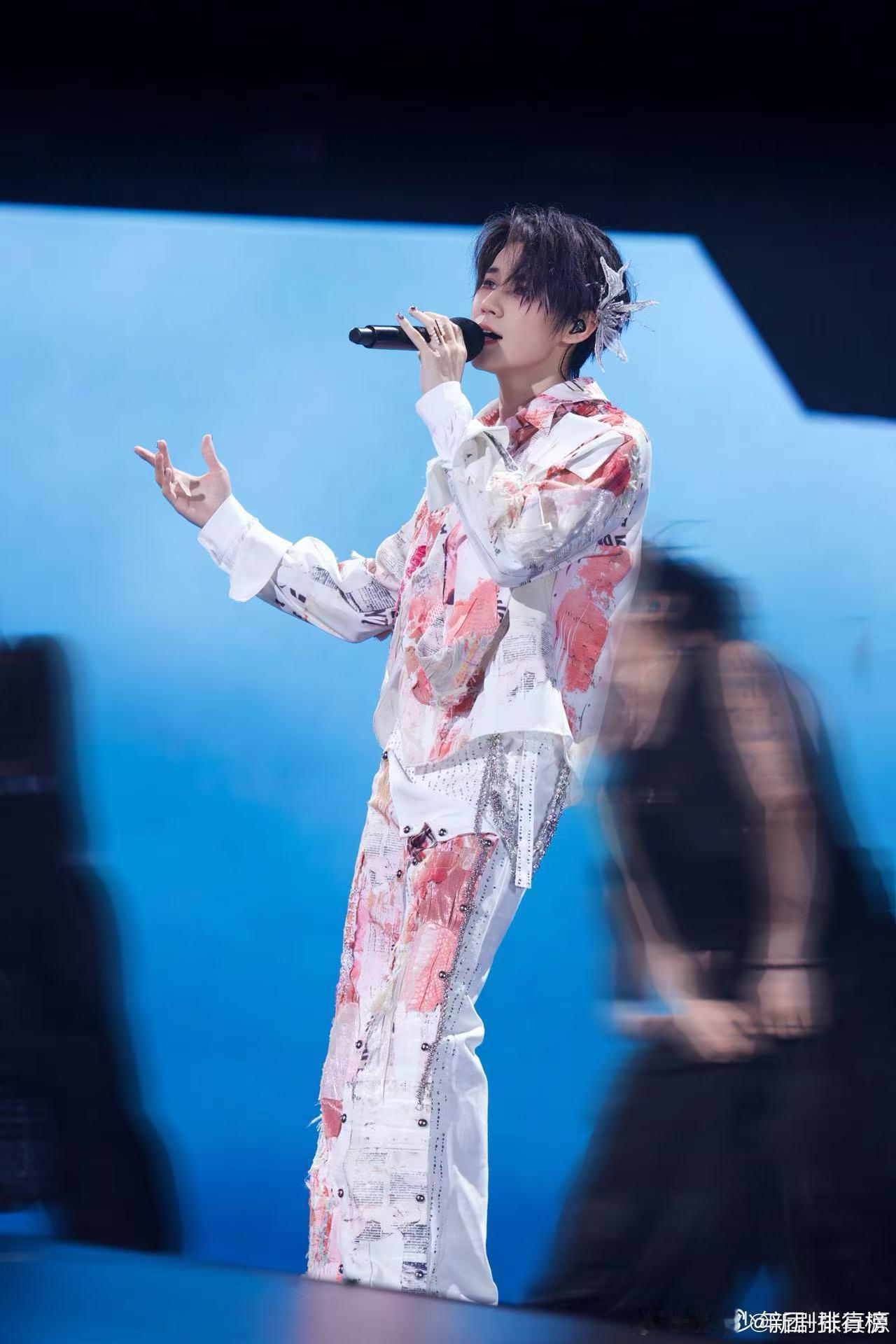 张真源第四天演唱会后的状态 四天演唱会圆满收官，能明显看出张真源整个人累到虚脱，