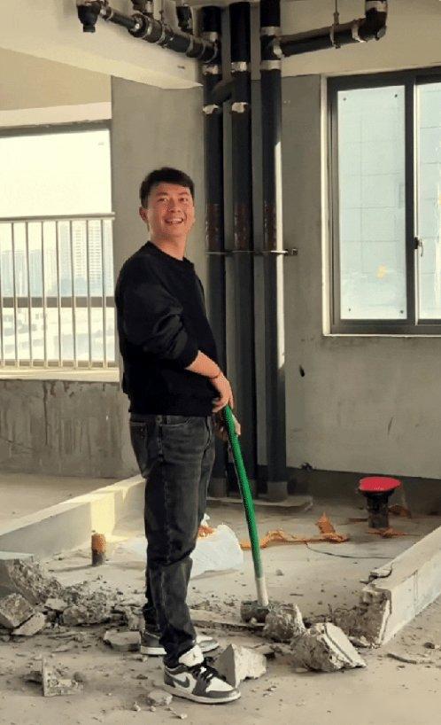“笑不活了！” 浙江，一男子装修房子，嫌砸墙 2600 元太贵，于是买了把铁锤亲