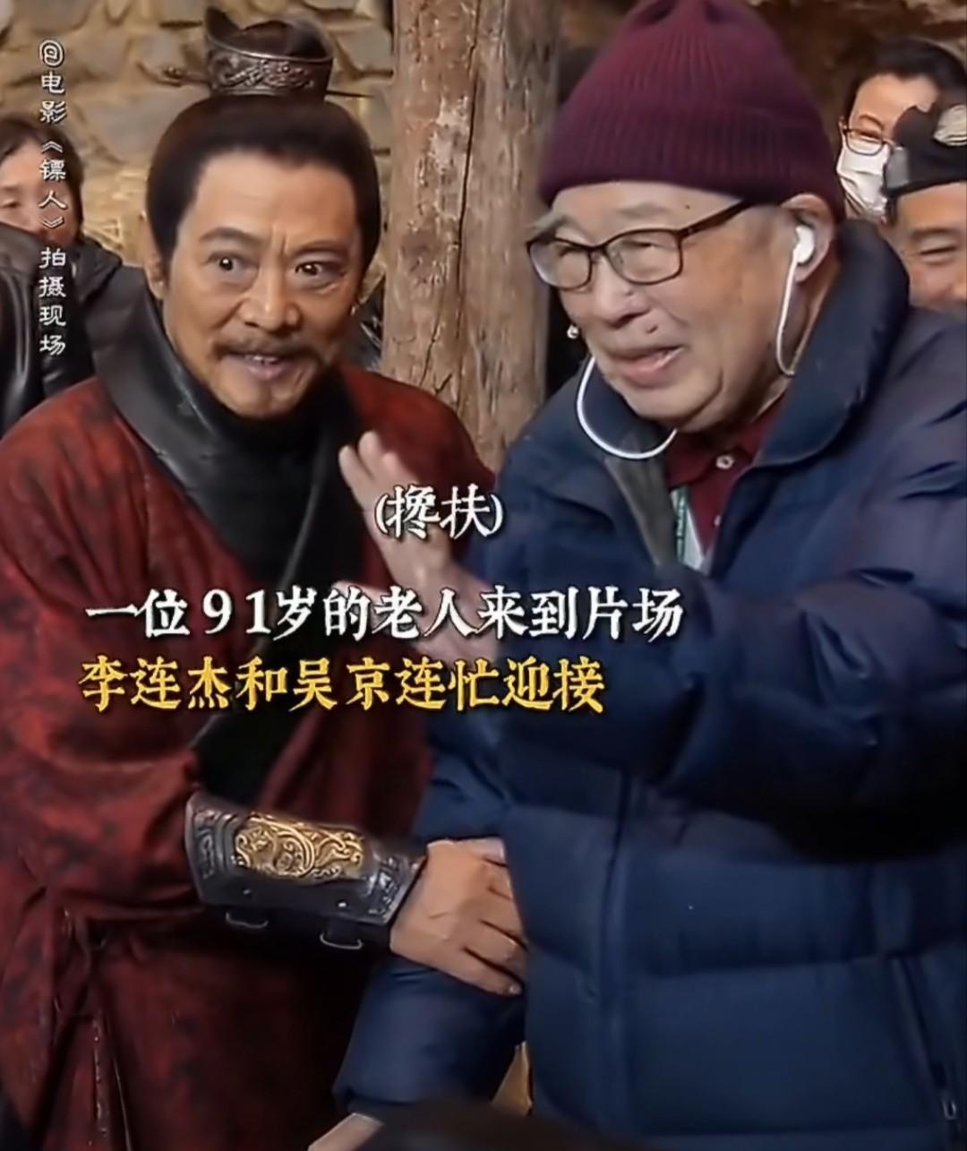 你猜怎么着，台上是战狼，台下是赤子。
九十一岁的恩师拄拐一来，吴京扑通一跪，直接