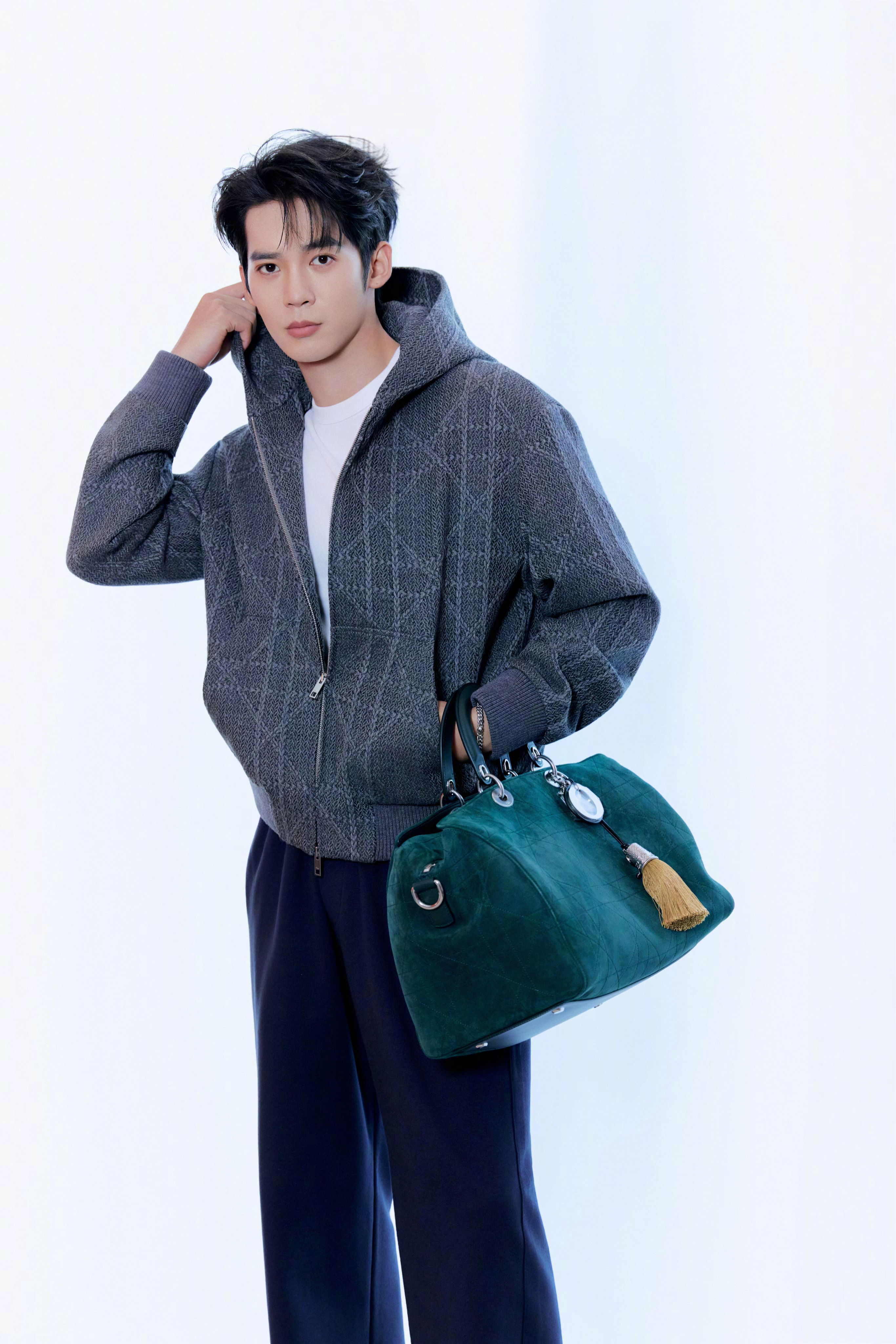 于适｜Dior品牌大使于适全新大片，菱格连帽外套内搭简约白 T，随性之间尽显高级