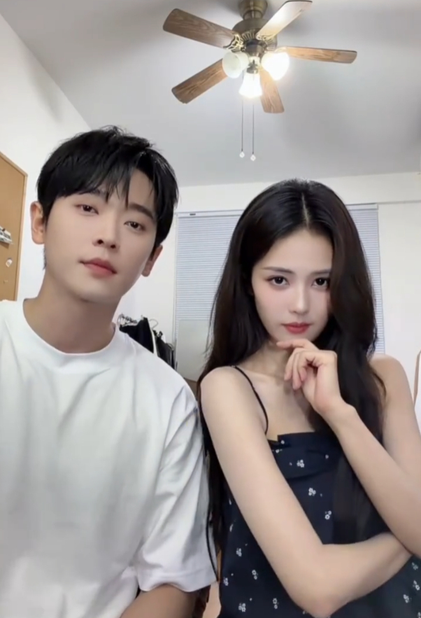 白鹿丞磊这个肤色差也太明显了吧！黑白配好养眼，期待新剧火花✨👫 白鹿丞磊这个肤