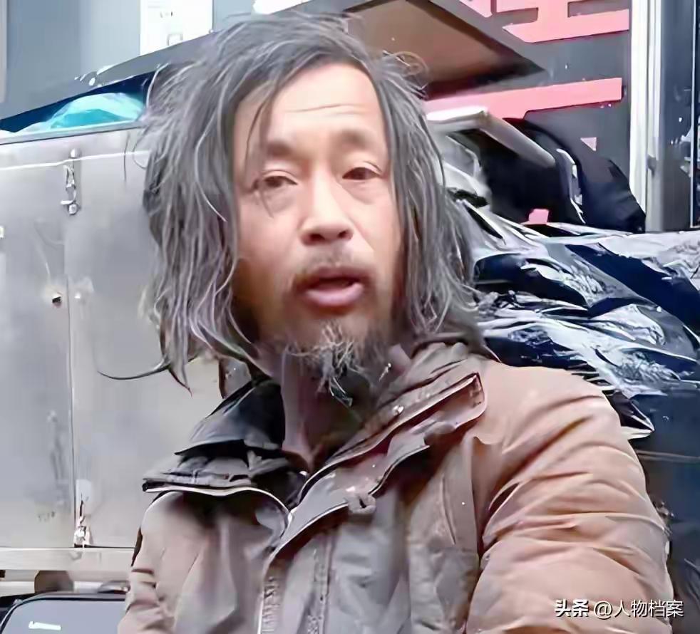 上海有个“传奇人物”沈巍，捡了26年垃圾后意外爆红，如今收入达200万成了“流浪