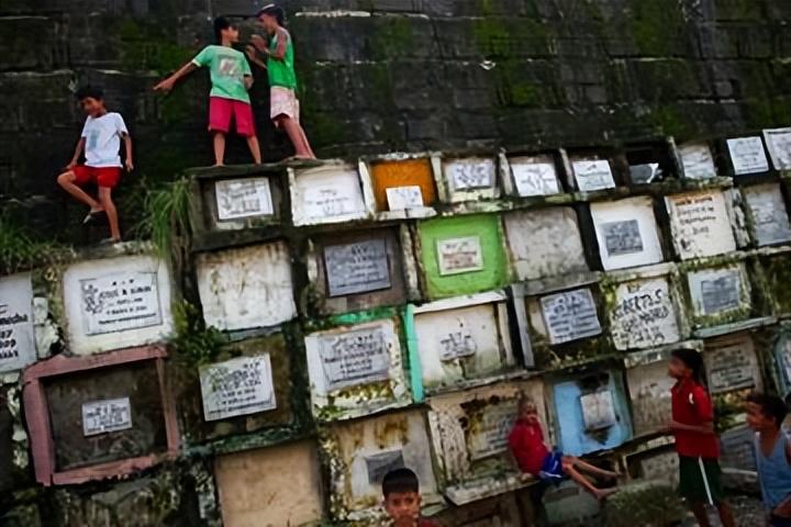 行走在马尼拉的街头，最直观的感受就是城市被清晰地切割成两个世界，彼此相邻却又形同