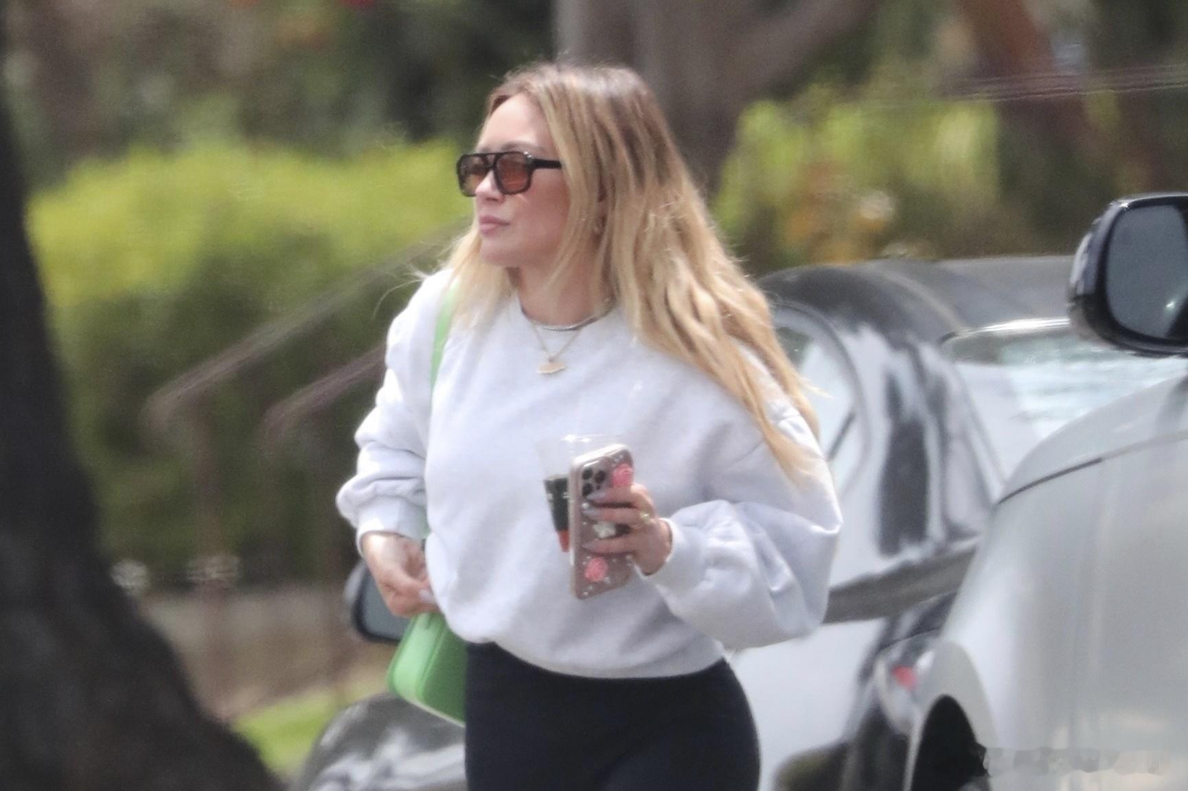 Hilary duff希拉里达芙在洛杉矶外出，最近又瘦了不少，最小的娃也一岁了，