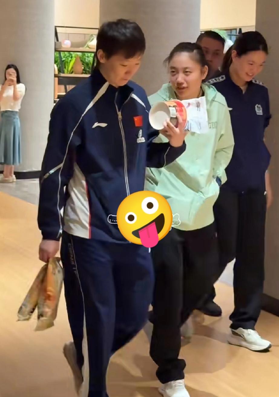 王曼昱训练完给自己加餐了！

这是发生在新加坡大满贯训练场外的一幕，只见回到酒店