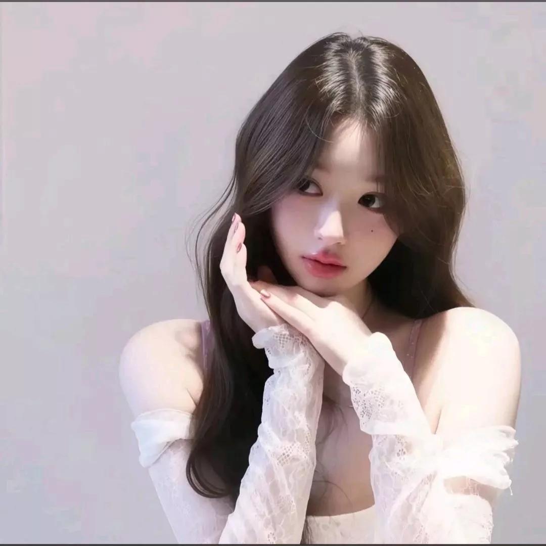 温柔甜美少女，粉色系氛围，清新自然。