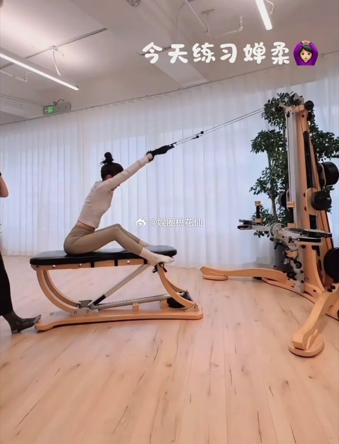 马龙妻子夏露开车送孩子上课，8岁儿子就读于北京史家胡同小学。小家伙背着双肩包，一